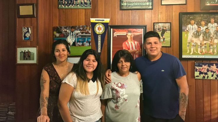 Rodzina Rojo, matka, Carina, druga od prawej