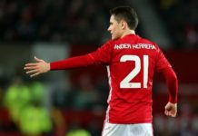 Ander Herrera opluł herb rywala w trakcie derbów Manchesteru – czy zrobił to specjalnie? Ander Herrera
