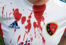 Dantejskie sceny podczas meczu B-klasy – kibic chciał poderżnąć gardło piłkarzowi!